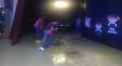 Graduación de kínder en teatro de Guadalupe se inunda por fuertes lluvias