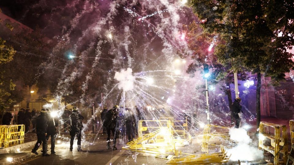 Manifestantes tiran fuegos artificiales durante los enfrentamientos en Nanterre.