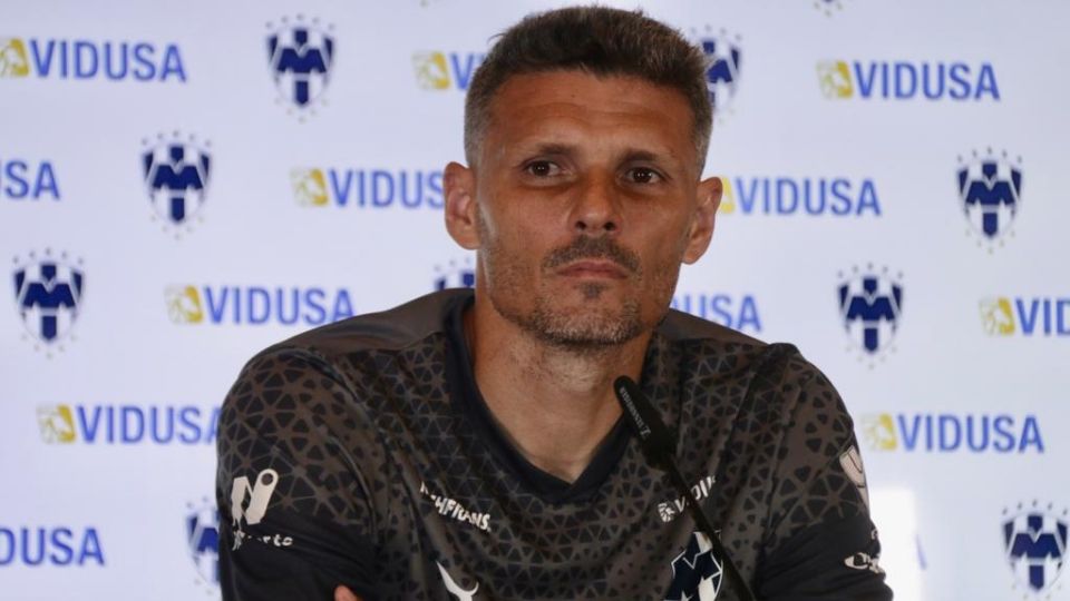 El director técnico de Rayados, Fernando Ortiz, en rueda de prensa