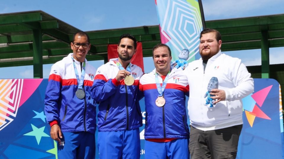 El mexicano Fidencio González regresó la medalla de bronce al cubano Leuris Pupo, a quien se la retiraron por una regla de los Juegos Centroamericanos