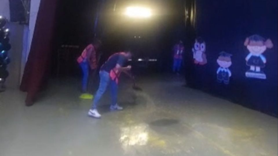 Hombres tratando de sacar el agua del Teatro.