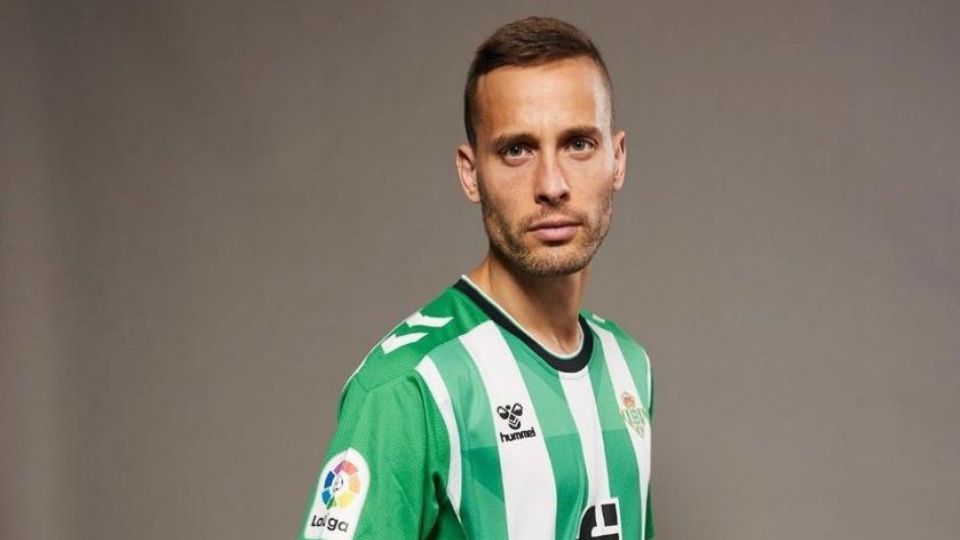 El futbolista español, Sergio Canales, está en negociaciones con Rayados para incorporarse como refuerzo y este lunes reportó a la práctica del Real Betis