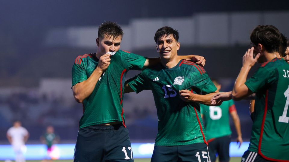 Ettson Ayón, jugador del Querétaro que marcó los dos goles en la Fina de los Juegos Centroamericanos ante Costa Rica, besando el escudo de la Selección Mexicana.