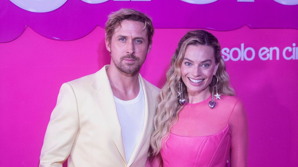 El actor canadiense Ryan Gosling (i) y la actriz australiana Margot Robbie (d), posan hoy durante la alfombra rosa de la película 'Barbie', en Parque Toreo Central en Ciudad de México (México).