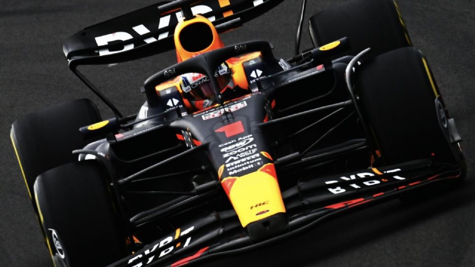 Max Verstappen por quinta ocasión consecutiva logra la pole position en la Fórmula Uno y largará primero en Silverstone,  escoltado por los dos pilotos de McLaren.