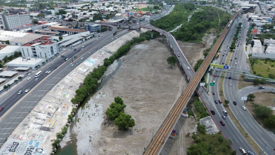 Retiro de vegetación en el lecho del río Santa Catarina.