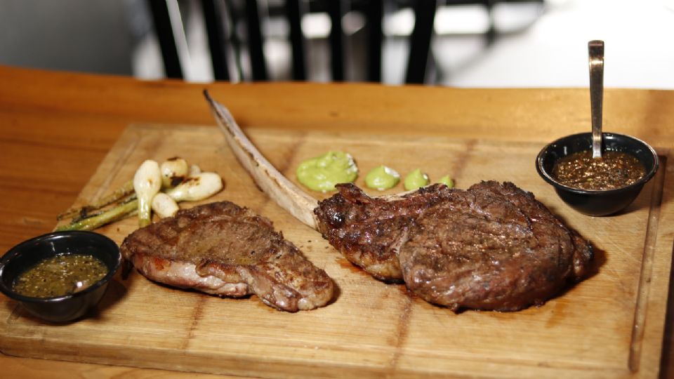 Corte de carne asada, platillo tradicional de Nuevo León.