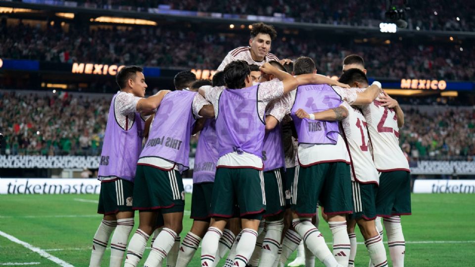 Los seleccionados mexicanos celebran la anotación de Orbelín Pineda ante Costa Rica en los Cuartos de Final de la Copa Oro.