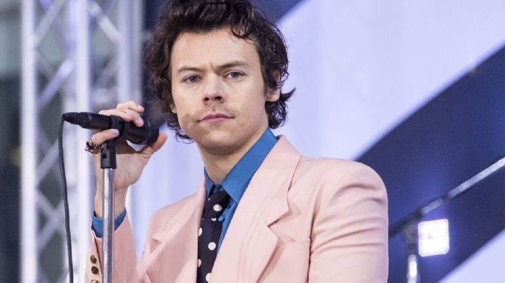 Lanzan objeto a Harry Styles y lo golpean en el ojo