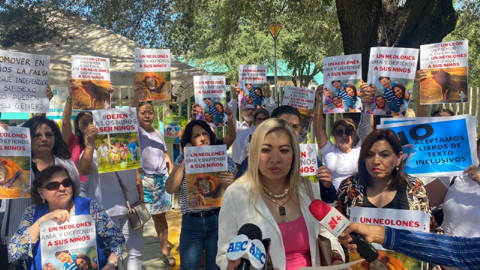 Manifestación contra libros de la SEP en Monterrey