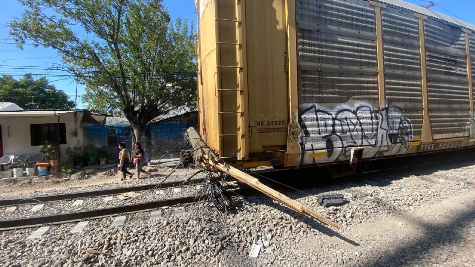 Tren derribando postes en Monterrey.