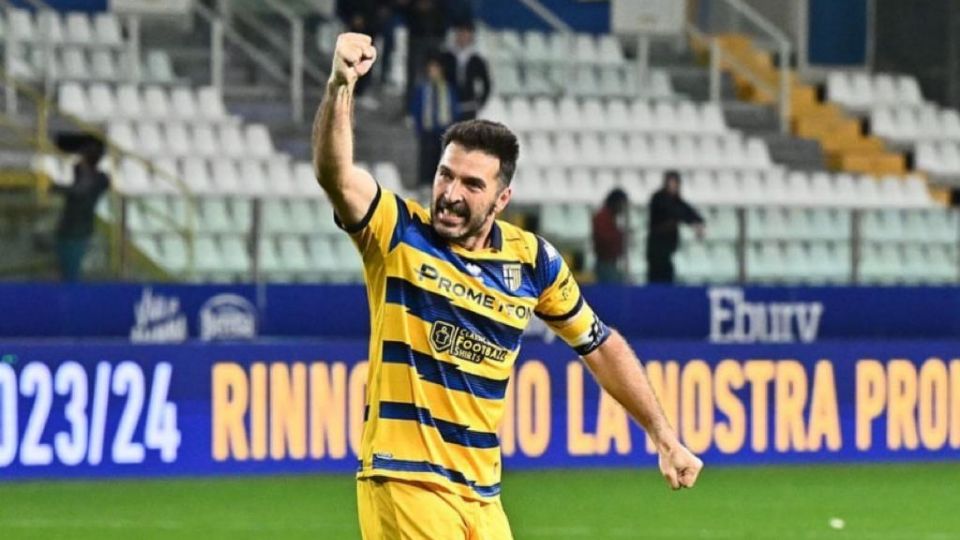 Gianluigi Buffon con la indumentaria de Parma.