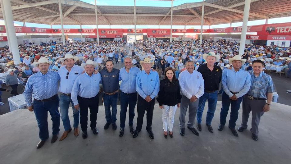 Autoridades durante evento en el Día del Ganadero.