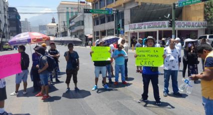 Comerciantes bloquean avenida Cuauhtémoc en Monterrey