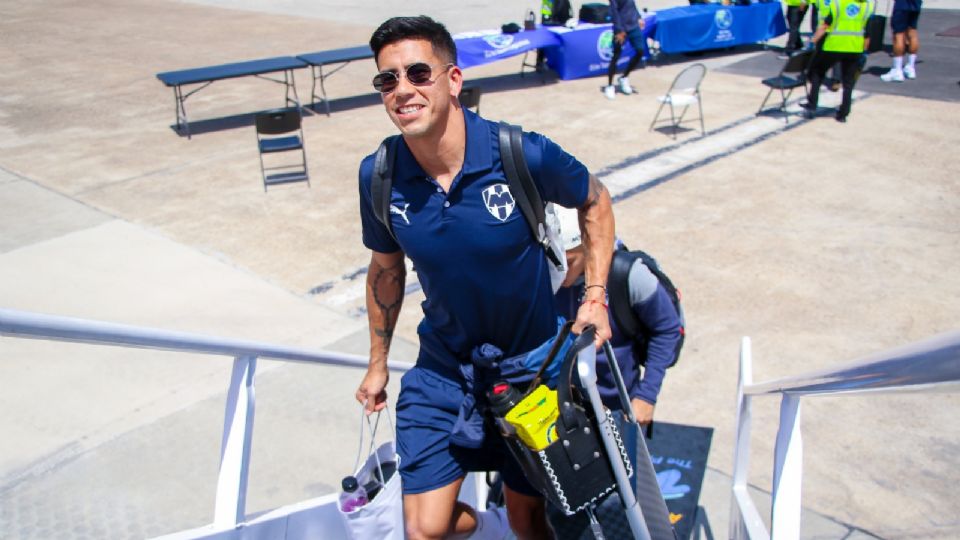 Maxi Meza abordando el avión para viajar a Los Ángeles