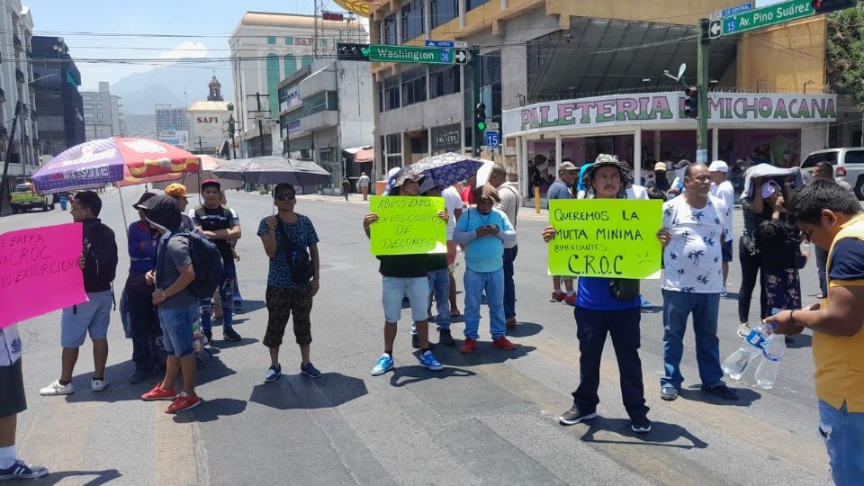 Comerciantes detienen el tráfico por bloqueo en el centro de Monterrey