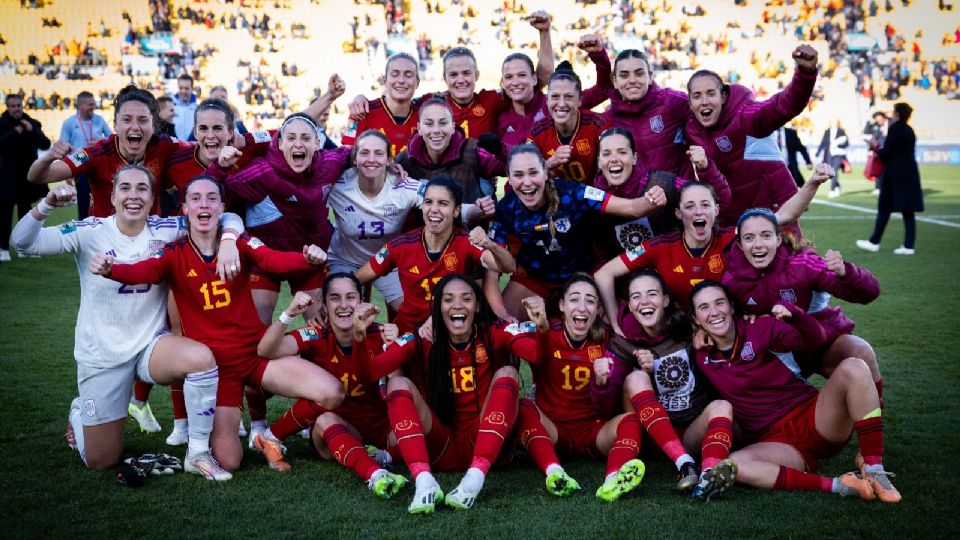 España se convirtió en la primera selección clasificada para las semifinales del Mundial de fútbol femenino tras vencer a Países Bajos por 2 a 1 en Wellington.