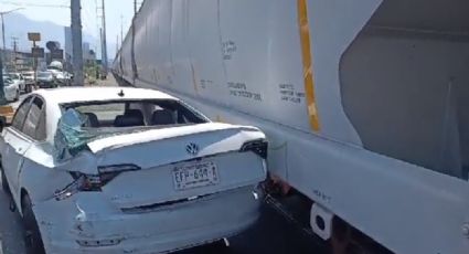 Choca tren con automóvil en avenida Fletereos