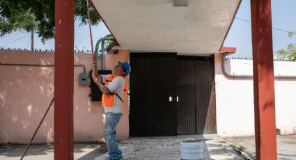 Restauran techo de escuela donde niños usaron casco en Monterrey