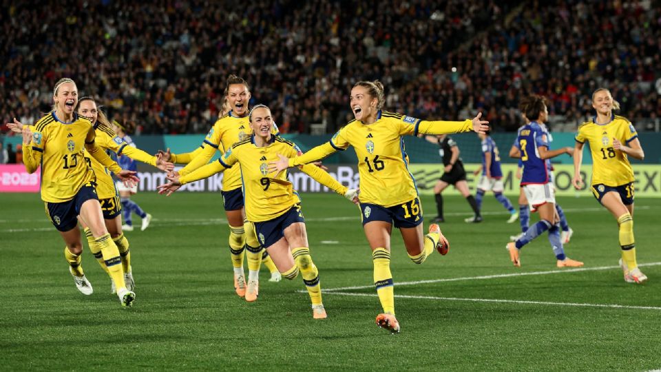 La Selección de Suecia festeja uno de los goles con los que eliminó 2-1 a Japón en Cuartos de Final del Mundial Femenil 2023