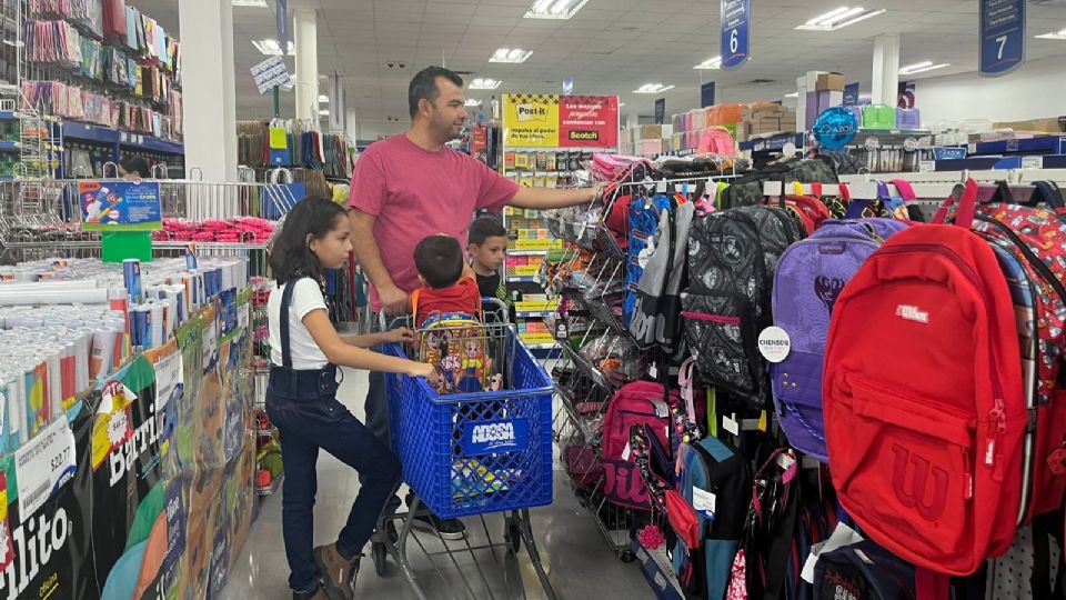 Familias mexicanas se preparan para el regreso a clases comprando en Adosa.