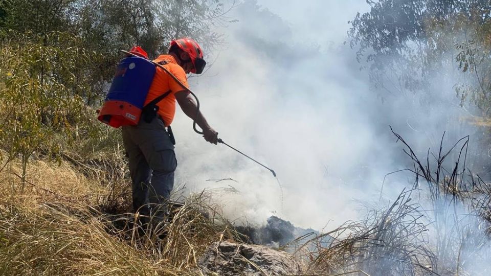 Autoridades combatiendo el incendio.