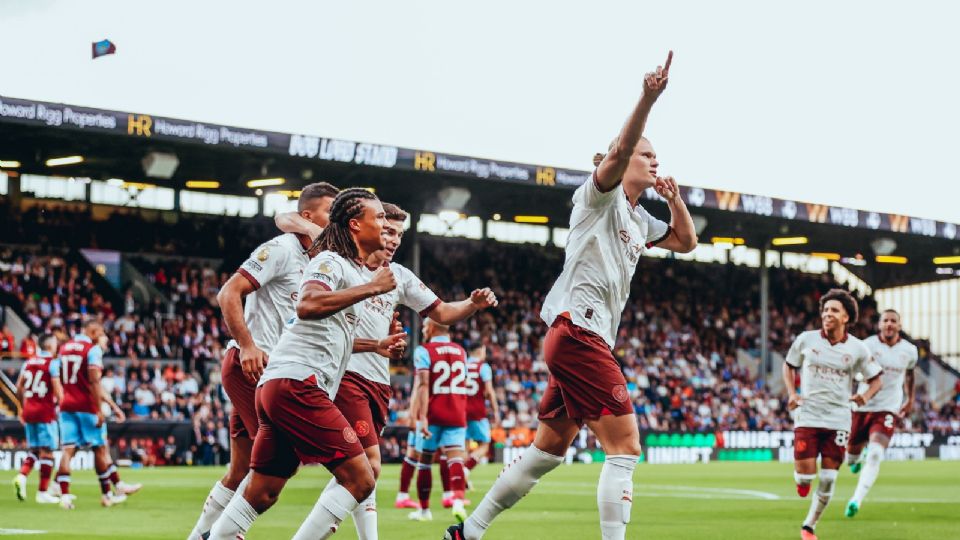 El Manchester City inauguró la Premier League con una victoria contundente sobre el Burnley (0-3) marcada por el primer doblete del torneo para Erling Haaland.