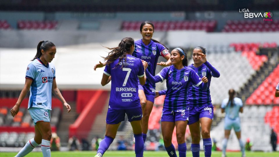 Las jugadoras de Rayadas celebran una de las anotaciones ante Cruz Azul