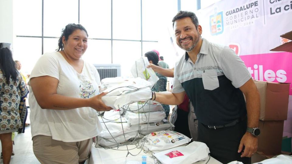 Entrega de kits escolares en el municipio de Guadalupe.