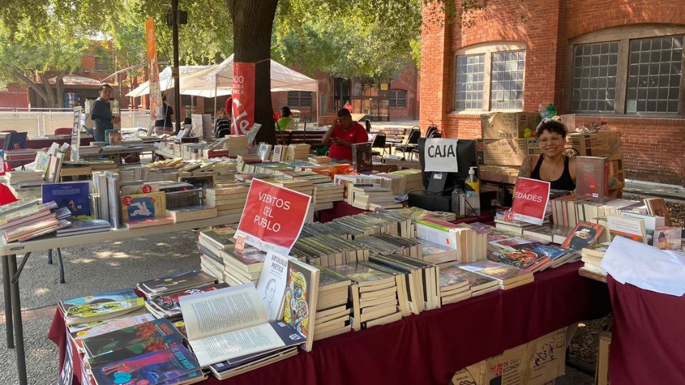 Tendero de libros de Conarte en Parque Fundidora.