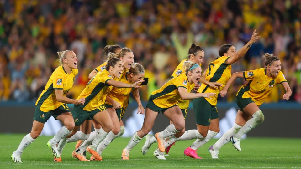 Las jugadoras de la Selección coanfitriona del Mundial Femenil celebran el pase a la Semifinal tras vencer en serie de penales a Francia