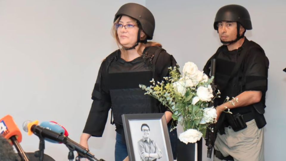 Verónica Sarauz llegó a la rueda de prensa con chaleco y casco antibalas y flanqueada por un miembro de seguridad que portaba fusil.