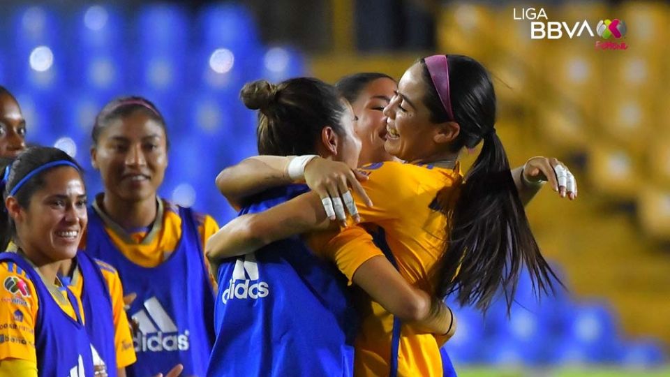 Las jugadoras de Tigres Femenil celebran su anotación ante Pachuca