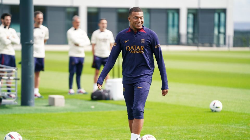 Kylian Mbappé fue reintegrado este domingo al grupo principal de entrenamiento del Paris Saint-Germain (PSG) tras haber mantenido conversaciones 'muy constructivas' con el club.