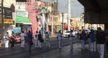 Trabajadores del IMSS protestan y bloquean avenida Lincoln