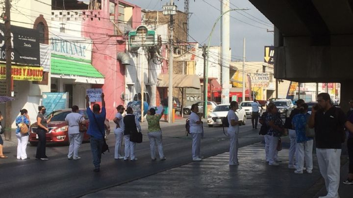 Trabajadores del IMSS protestan y bloquean avenida Lincoln