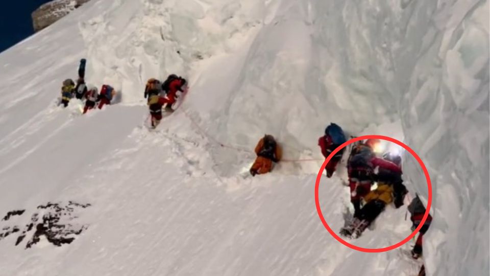 Alpinistas escalan el K2 mientras compañero muere en el intento