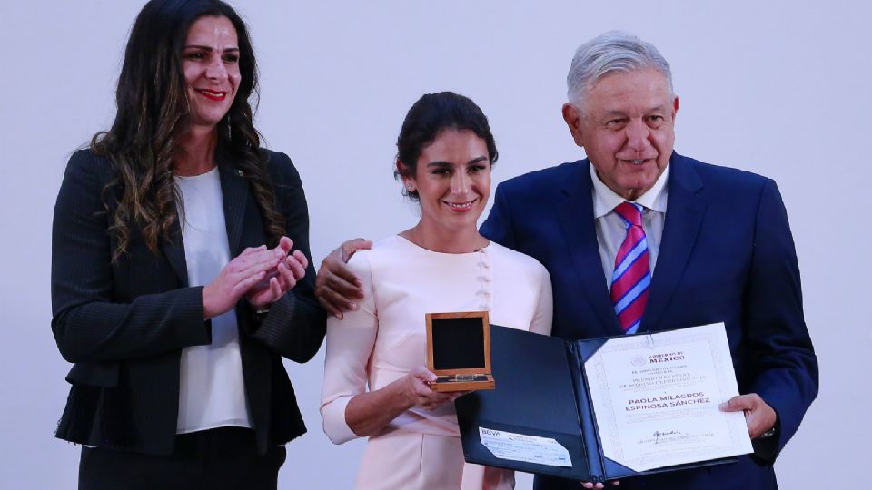 En 2019, Paola Espinosa recibió el Premio Nacional de Deportes y Mérito Deportivo, en un evento en el que estaba presente Andrés Manuel López Obrador y Ana Gabriela Guevara