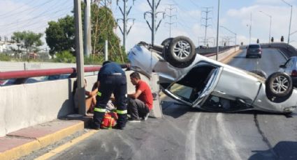 Auto vuelca sobre avenida Eugenio Garza Sada en Monterrey