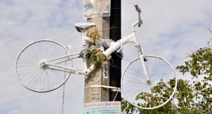 Colocan en Nuevo León bicis blancas en honor a ciclistas atropellados