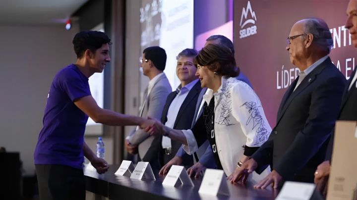 Entrega SELIDER becas a 48 jóvenes