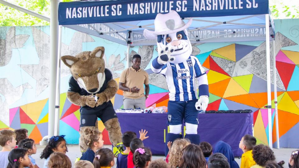 Monty, la mascota de Rayados, convivió con niños de Casa Azafrán en Nashville