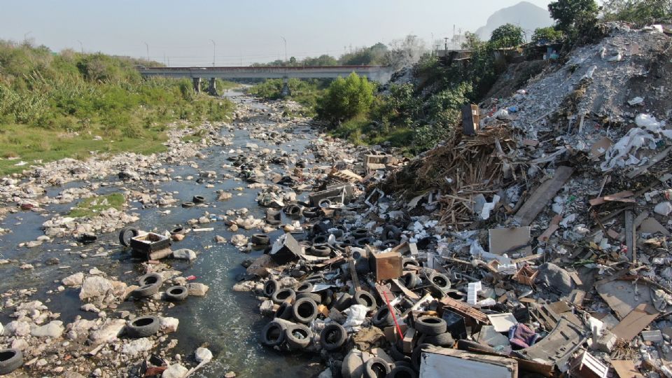 Río Pesquería con basura.