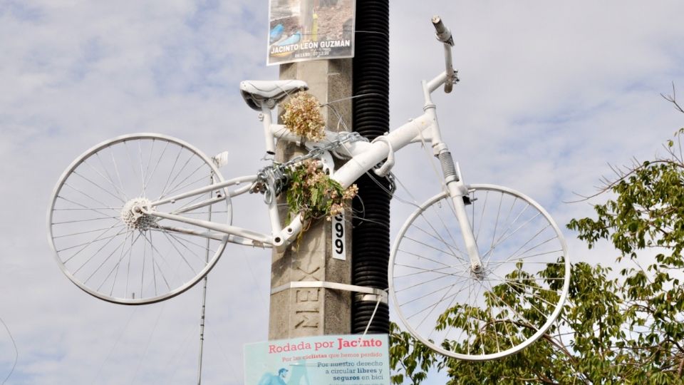 Bicicleta blanca instalada en un poste de la zona metropolitana