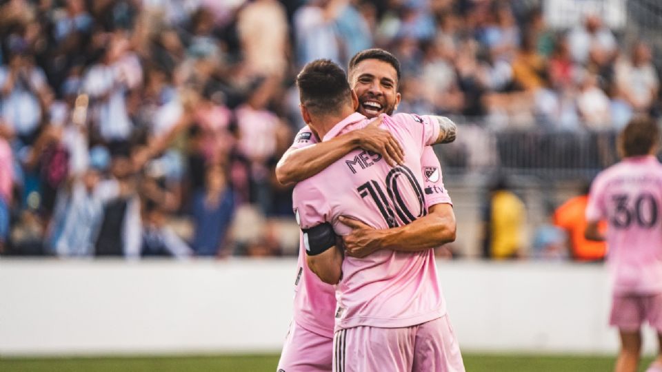 Lionel Messi y Jordi Alba se abrazan tras una de las anotaciones ante Philadelphia Union