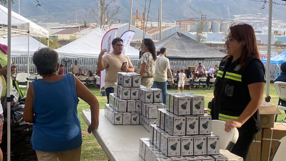 Regaderas ecológicas entregadas en Monterrey.