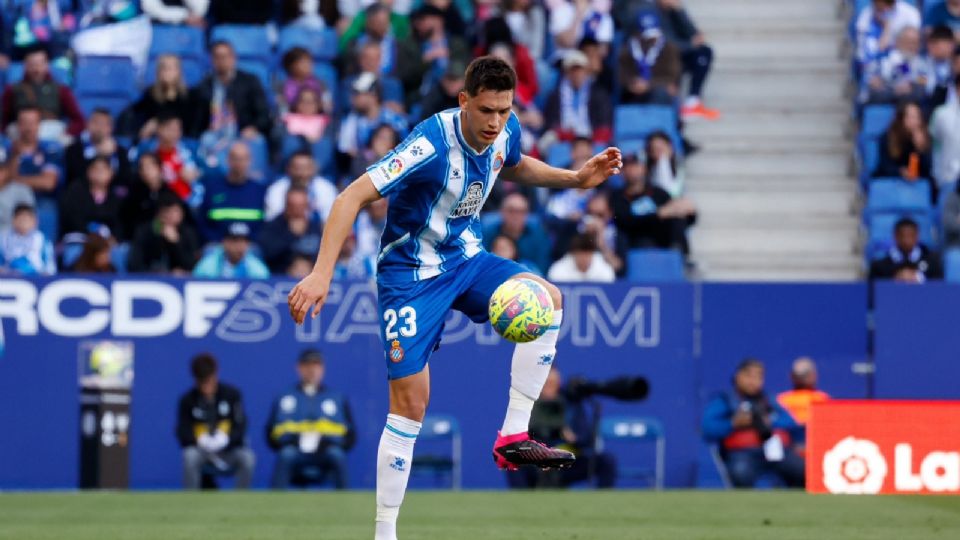 El mexicano César Montes entrena por separado con Espanyol para forzar su salida a un equipo de Primera División