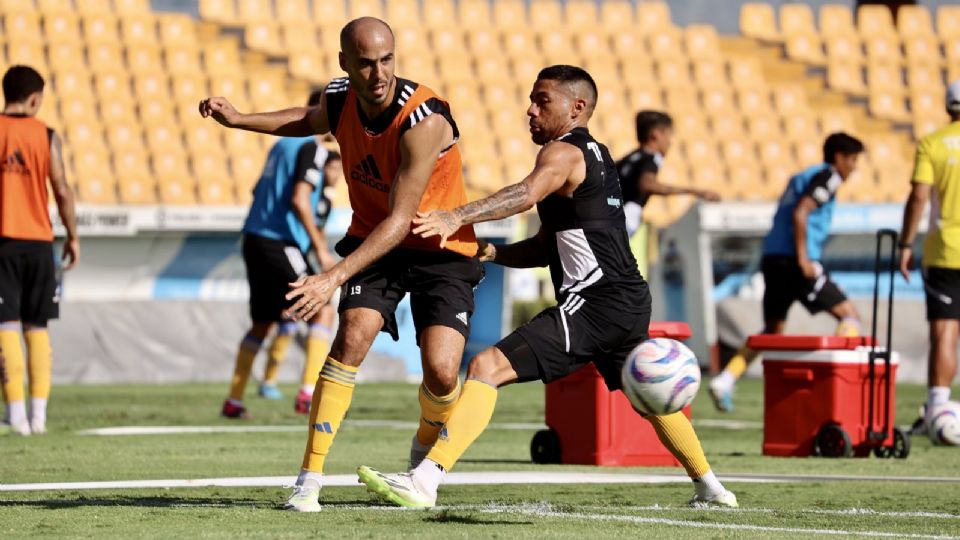 Los futbolistas de Tigres, Guido Pizarro y Javier Aquino, en el entrenamiento del club en el Estadio Universitario