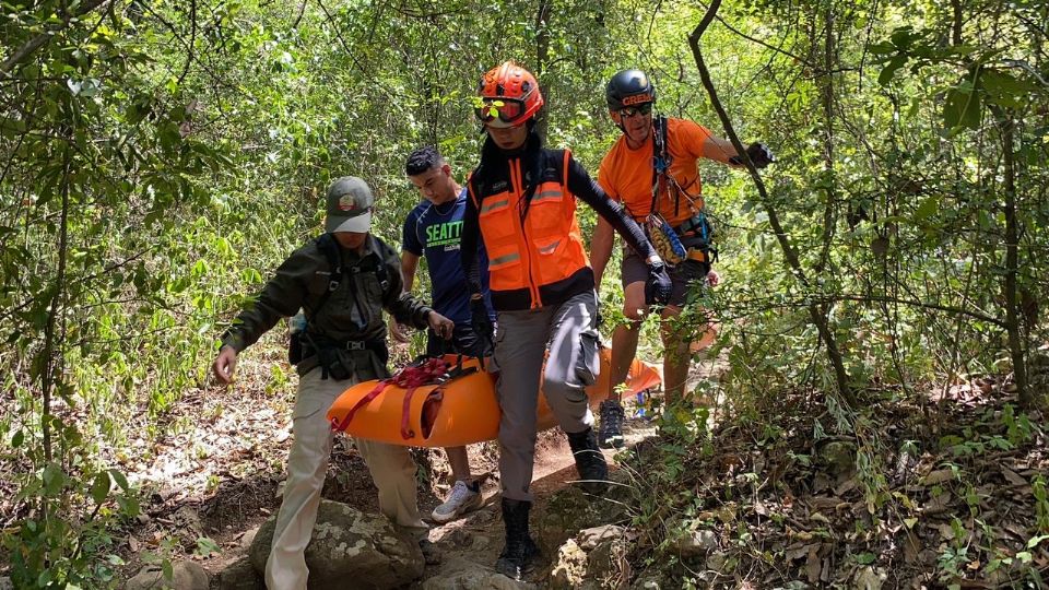 Mujer rescatada por elementos de Protección Civil.