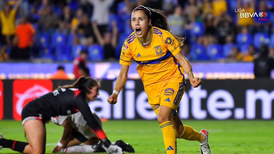 Jacqueline Ovalle celebrando uno de sus goles ante Toluca en la jornada seis del Apertura 2023.